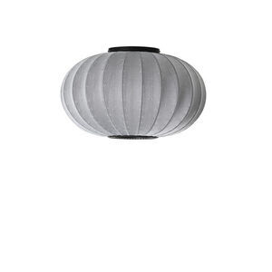 Oval sølvfarvet lampe med ribbet tekstur, velegnet til loft eller væg.